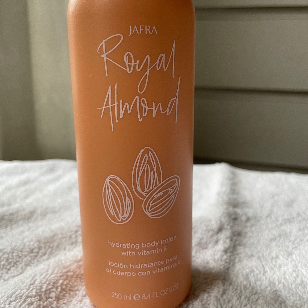 Jafra Royal almond Body lotion